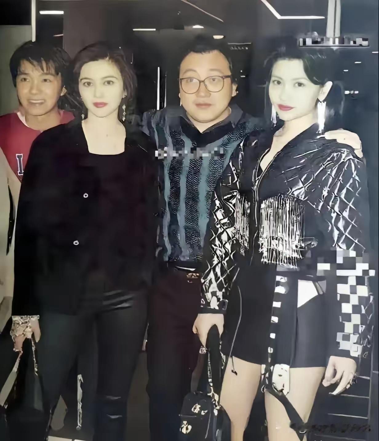 看到这张四位明星早些年的合影，我也一眼就锁定了周星驰，星爷太有辨识度啦。旁边的关