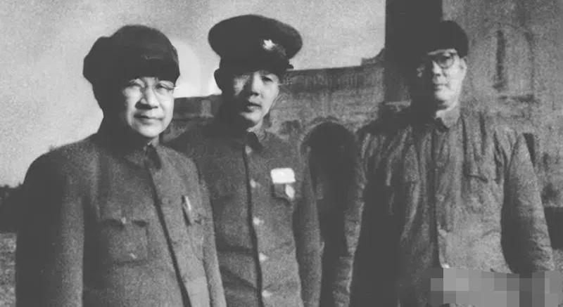 1949年夏天，华中局那边提议让萧华去当广西省委书记，毛主席接到电报后，立马就给