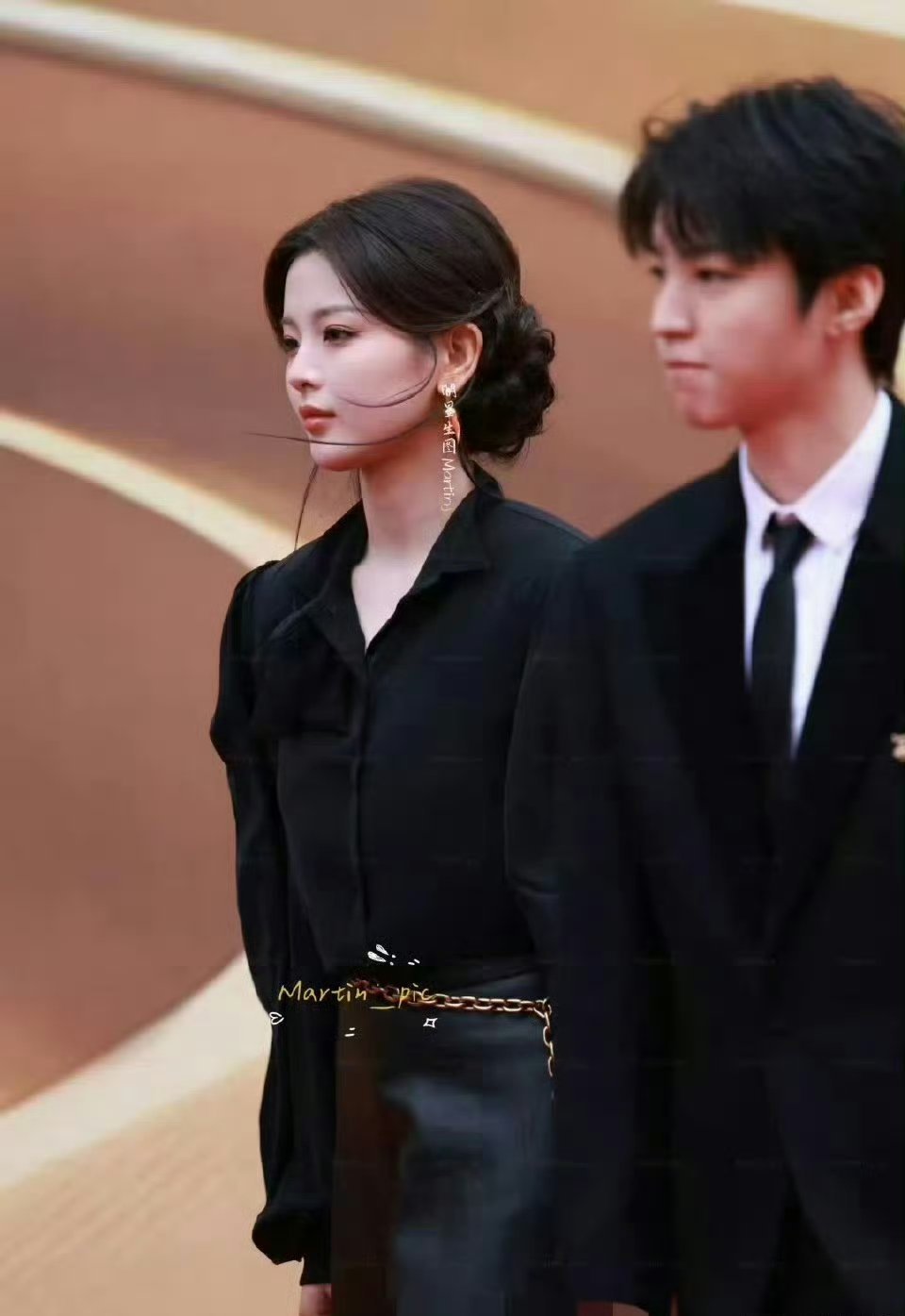 看来以后破洞的袜子可以继续穿了，原来时尚的终点是节俭。。​​​​
