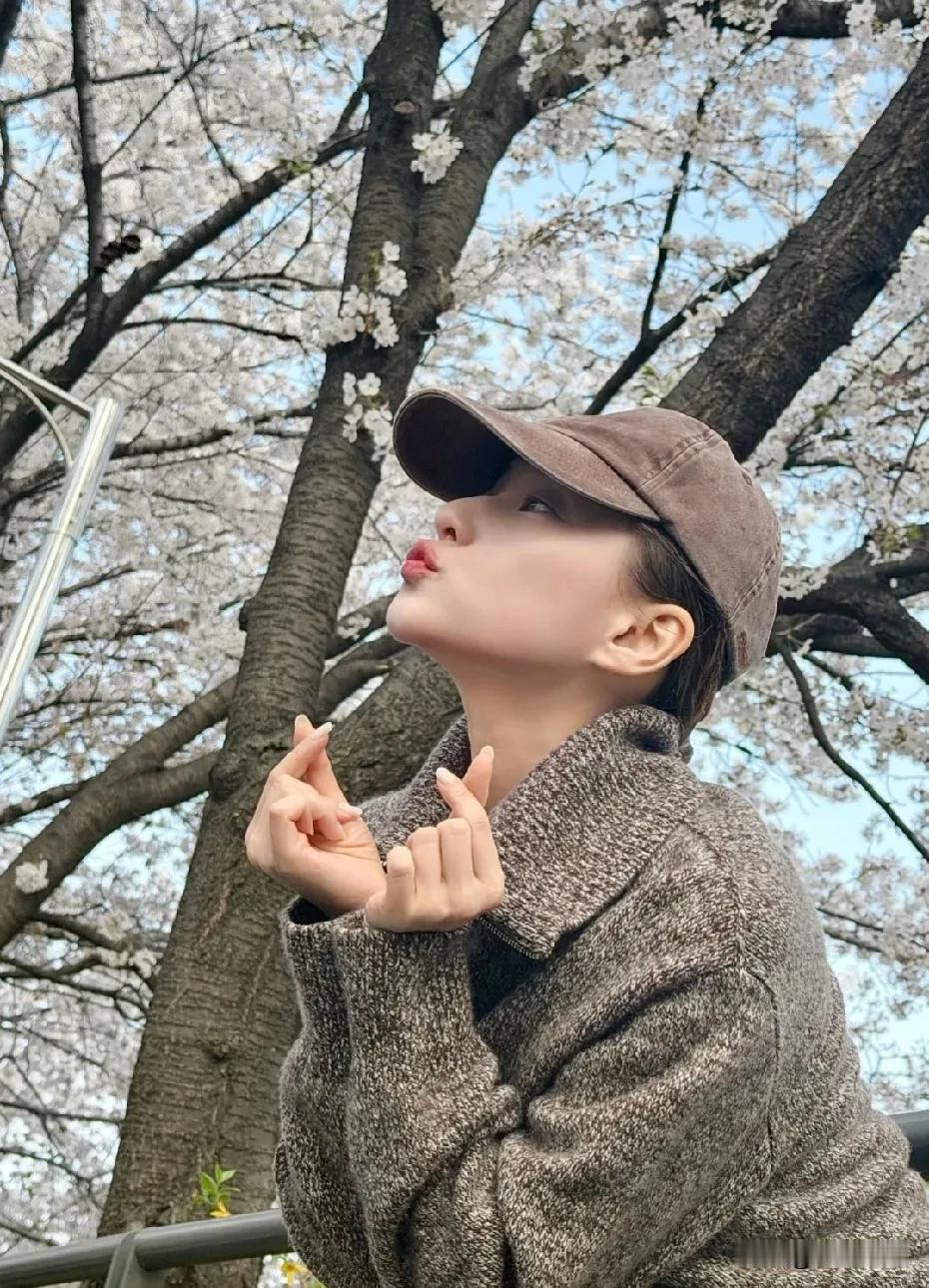 看现在谁还说他们感情不好啊？！何超莲晒照，和老公一起赏樱花，她在老公的视角下好