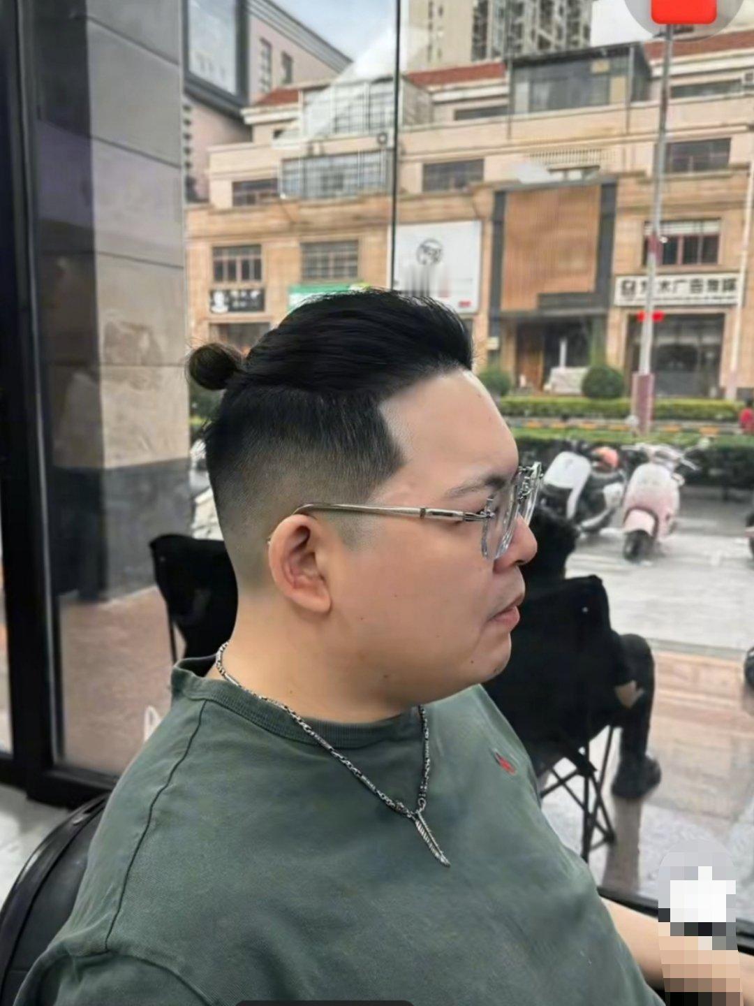 向太儿子向佑近照曝光向太小儿子向佑近照曝光，在海南理发，还和朋友聚会唱歌。向太