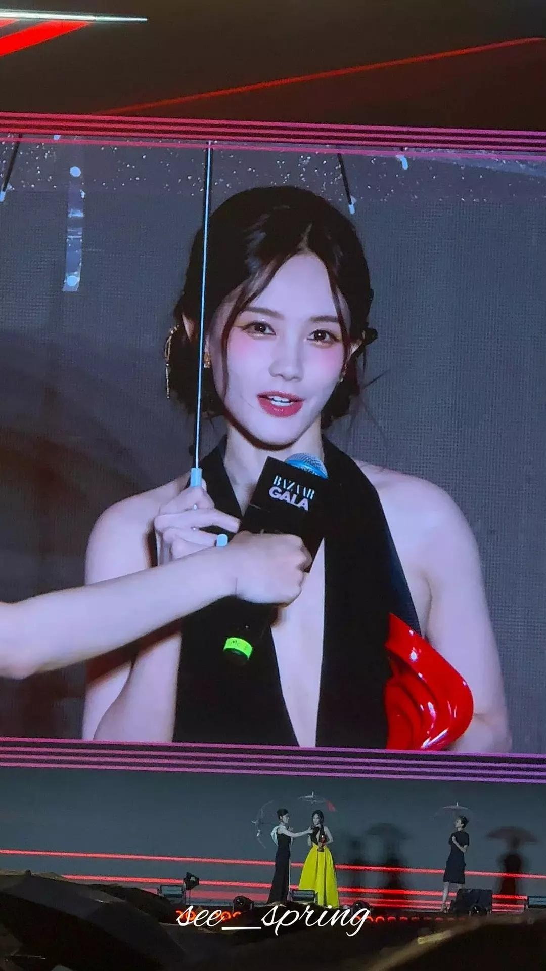 李一桐芭莎之夜大屏怼脸生图！好美​​​