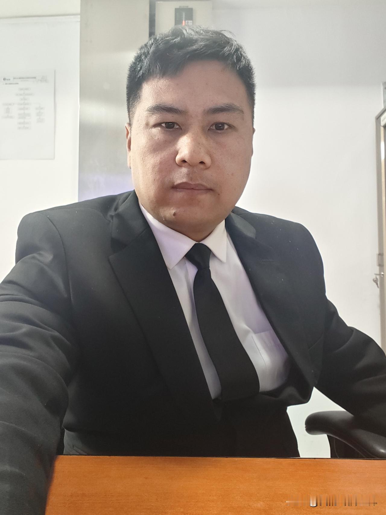 今天是在上海做保安的第四天，之前躺了几个月，白天睡觉晚上玩手机，时间完全颠倒了，