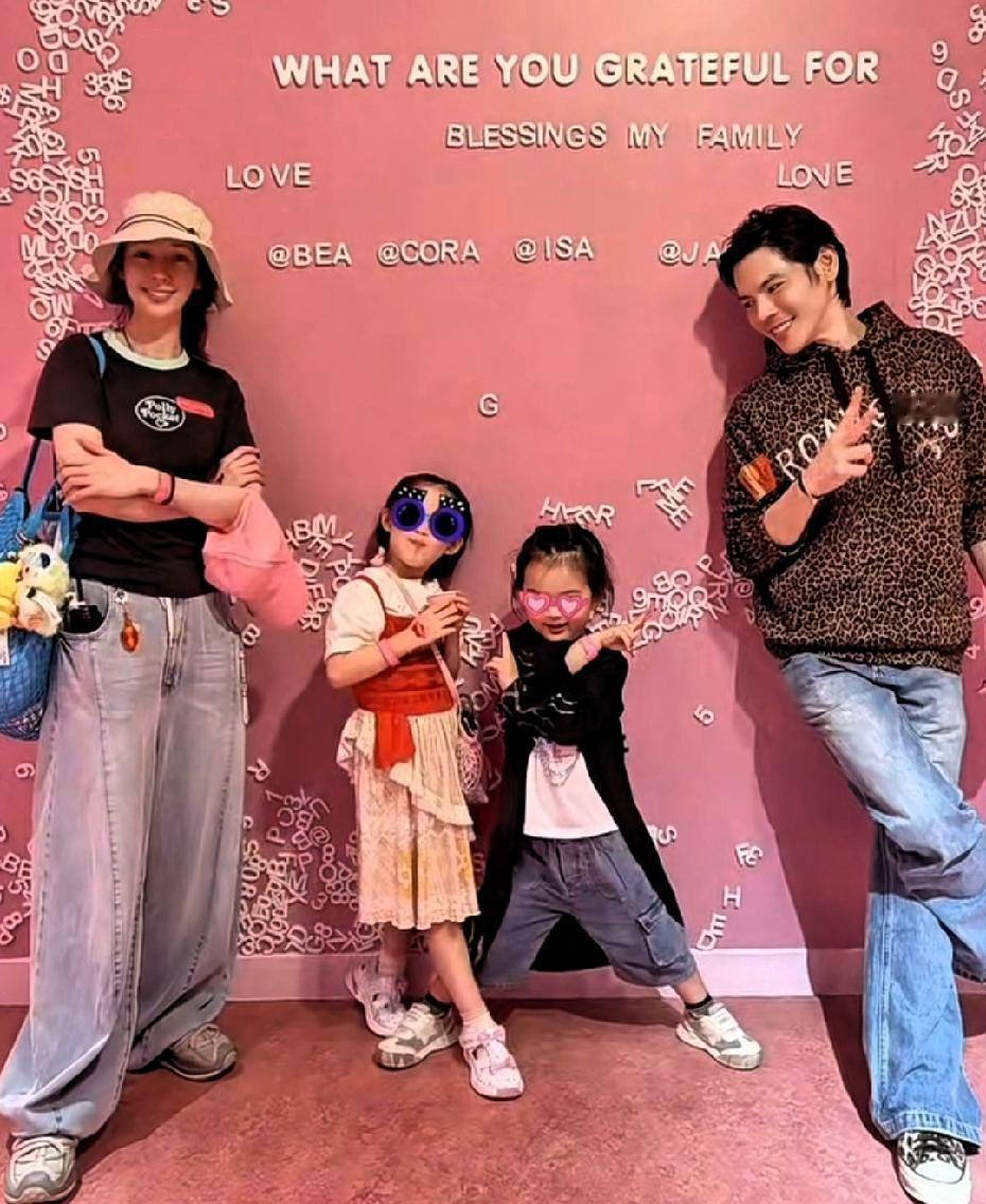 向佐郭碧婷情人节合照曝光，谁能告诉我，小儿子这“长发公主”造型是怎么回事？一家