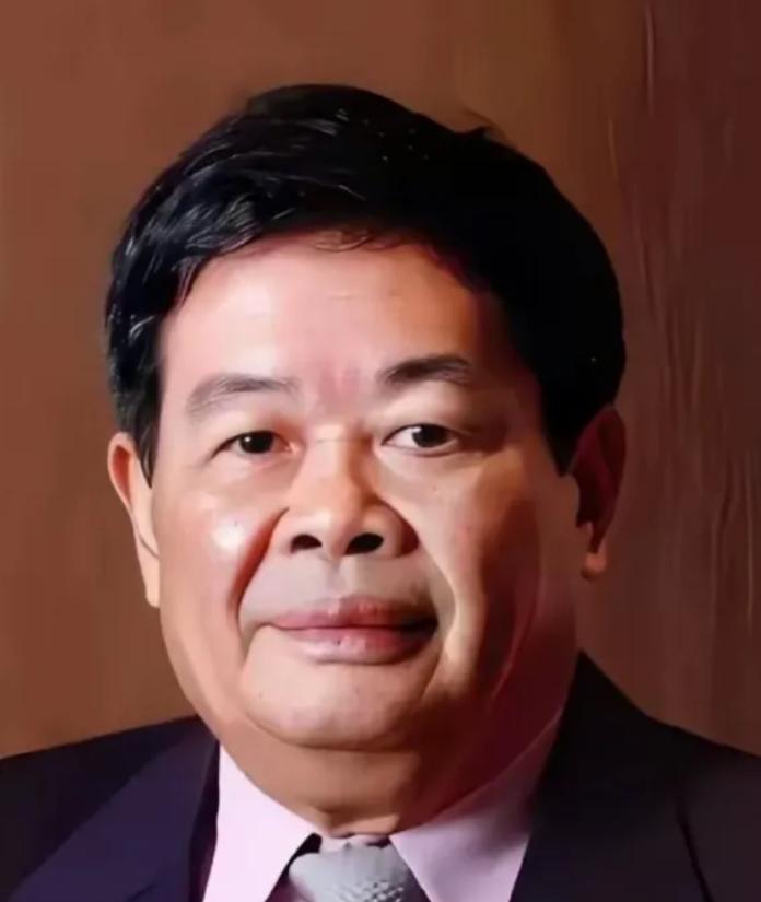 2013年，曹德旺想在美国买个8万平米的厂房，房东是个犹太人，开价2800万。曹