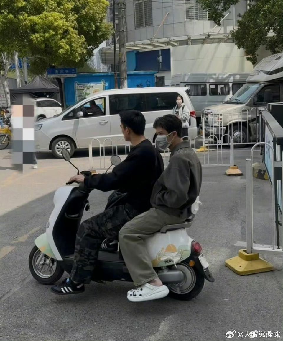 檀健次广西老表标配檀老师这是要体验人间烟火气呢，接地气的男神更迷人哦~檀健次Ⅰ