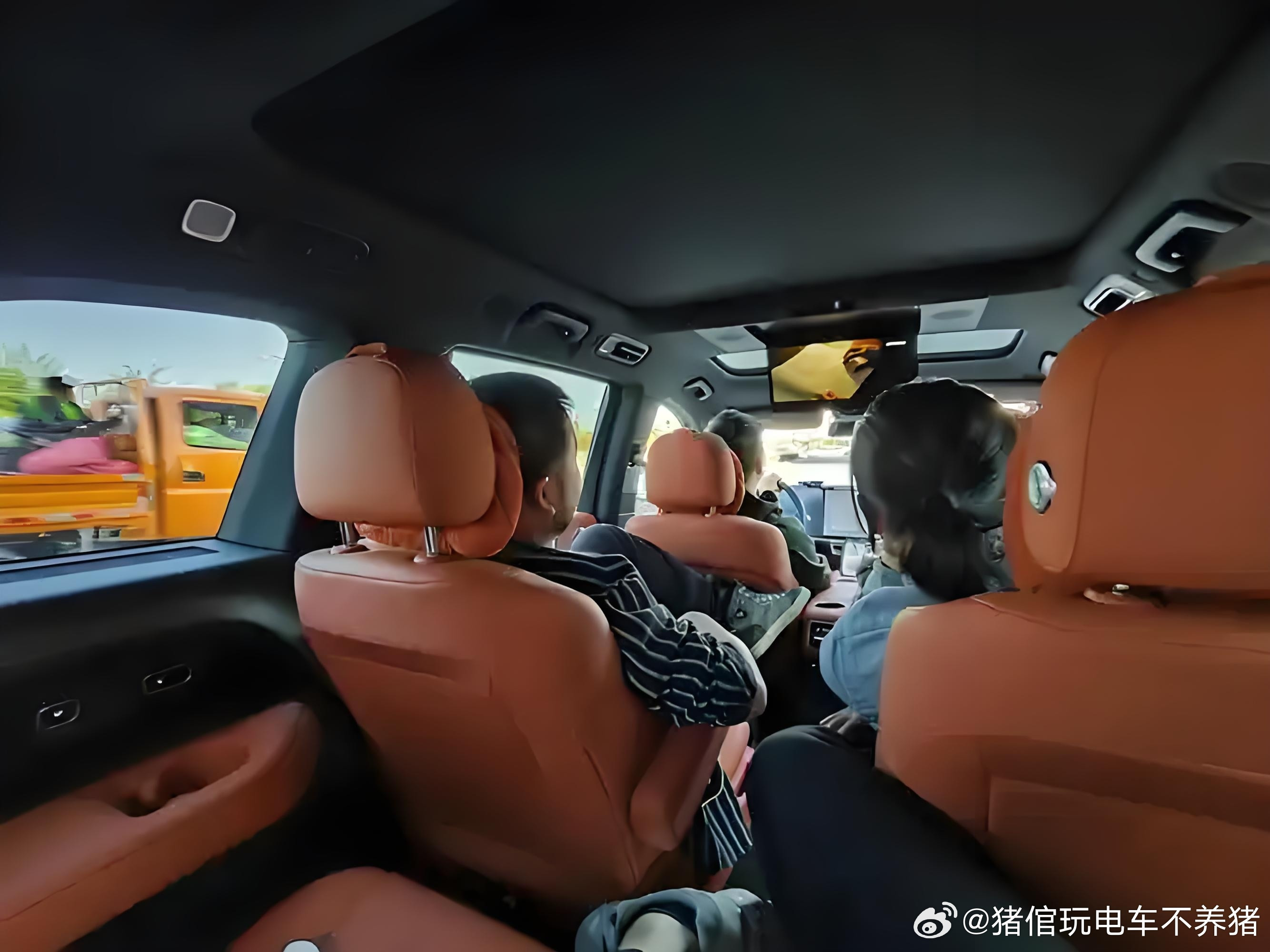 这个是理想L9的第三排空间我只能说乐道L90的第三排空间表现完全秒杀理想L9不服
