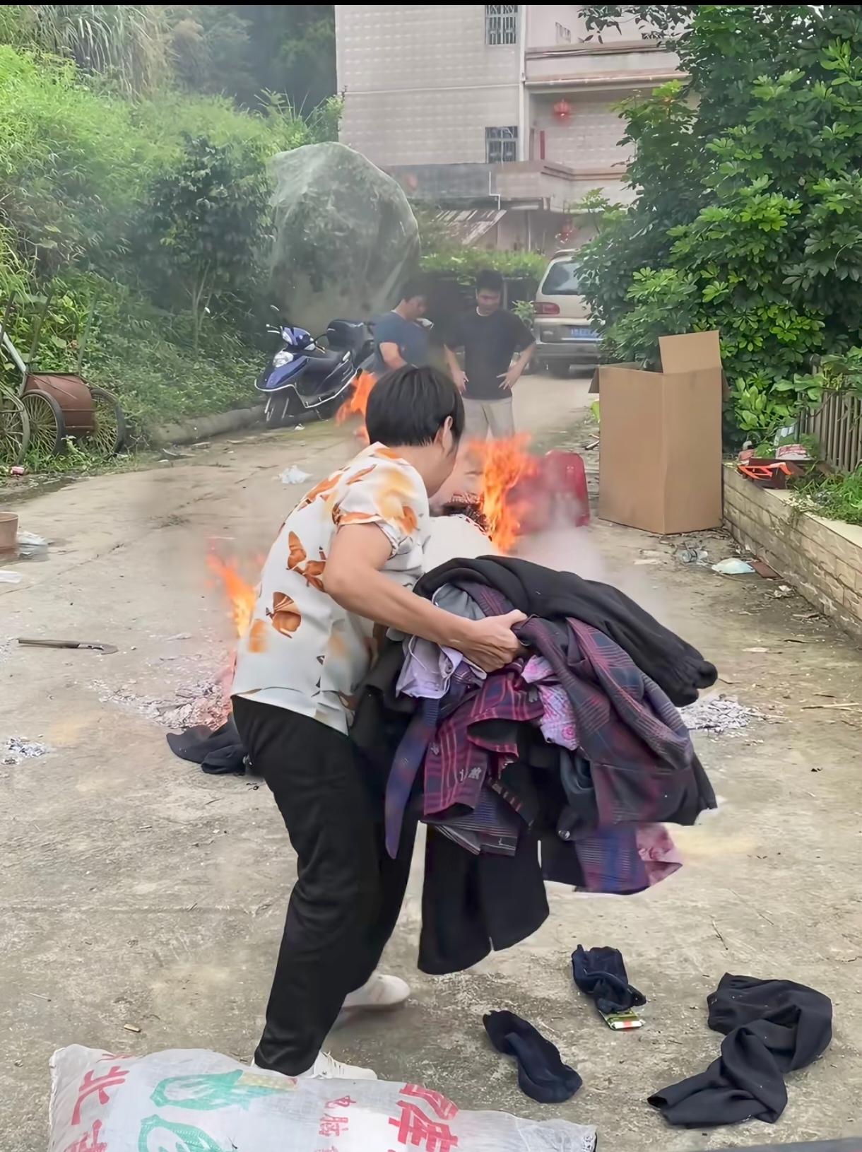 烧先人的旧衣服，让它们陪着先人在天堂继续用。人这一辈子真是修行啊，修到最后是体会