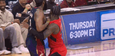 谢德和哈登卡位，连推带顶！哈登纹丝不动：你在干啥？谢德是真没招了，胳膊一扬