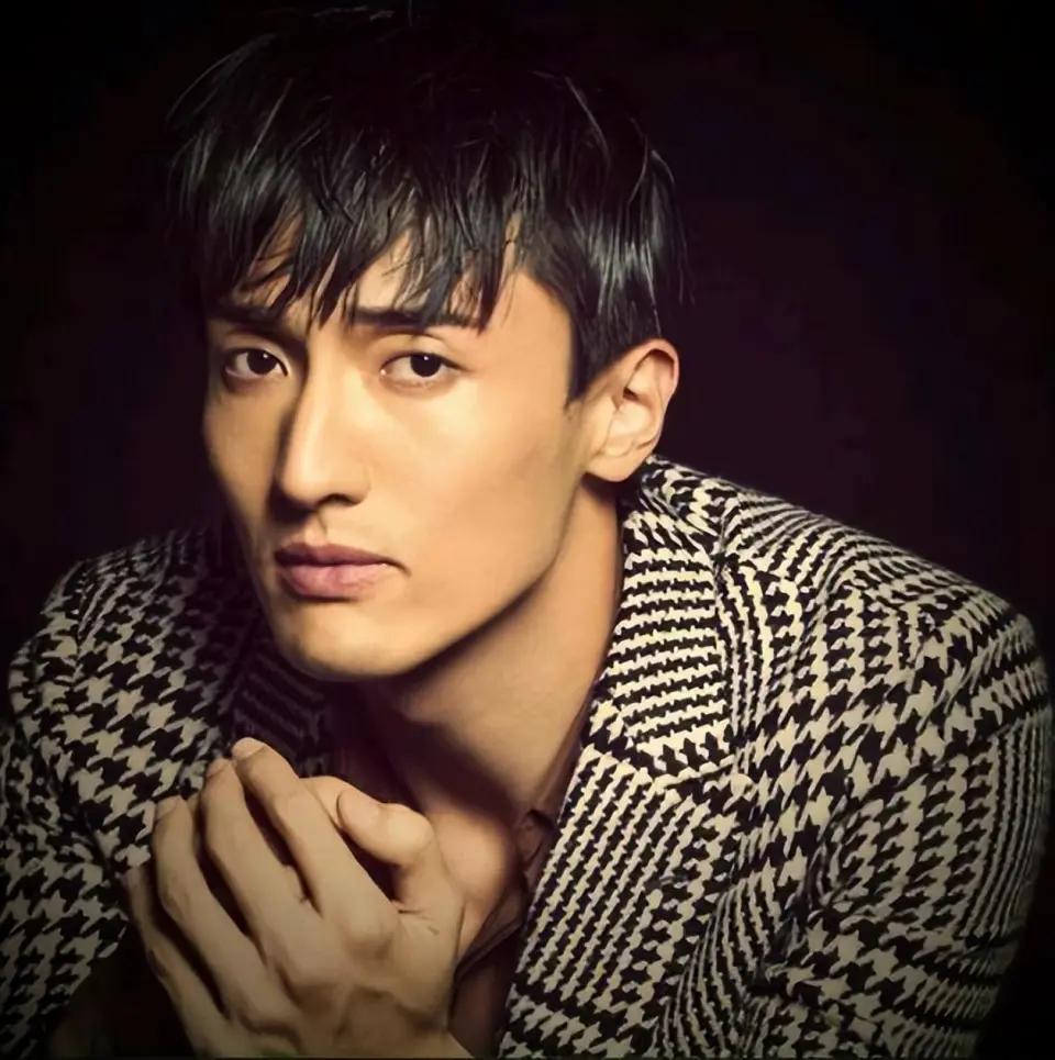 2025年10月31日，《繁花》前编剧古二公开数段录音，内容为王家卫与编剧秦雯的