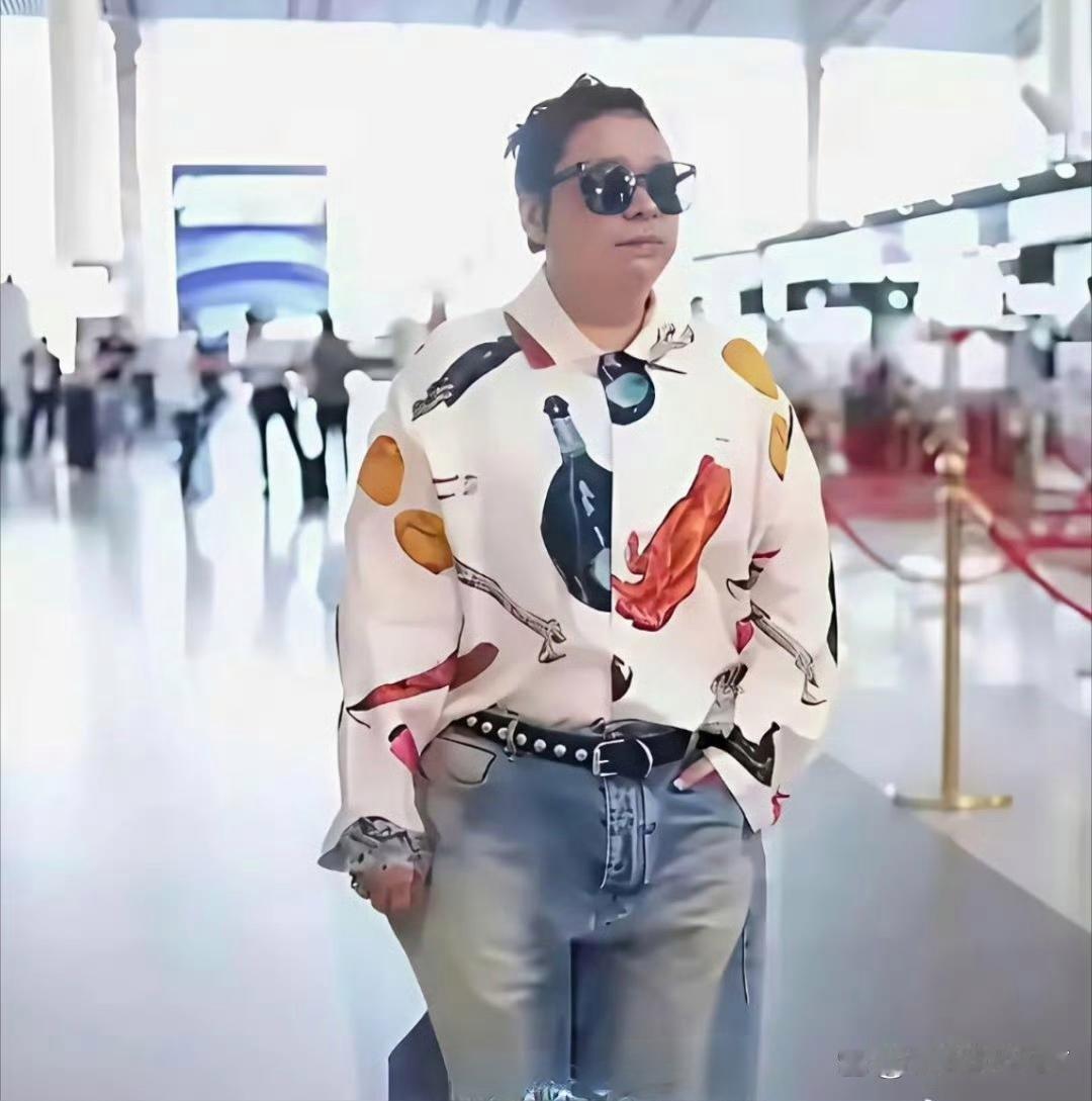 韩红减肥后像换了个头，这身穿搭好时尚带风