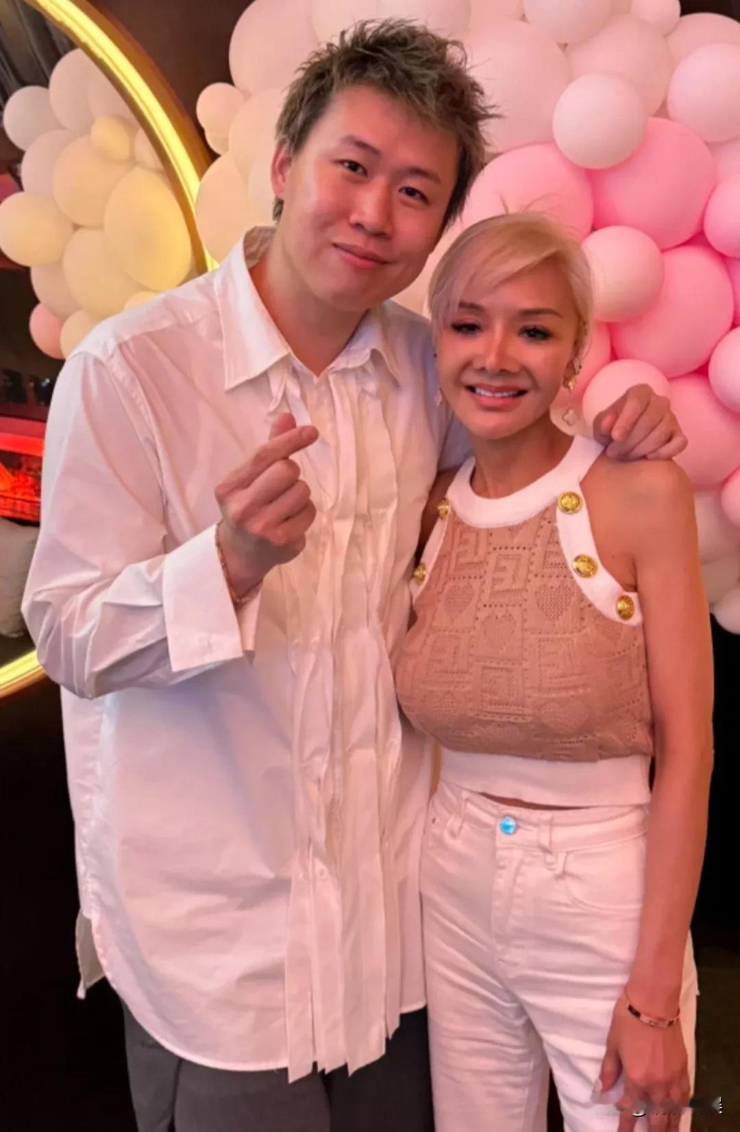 60岁的港星叶子楣，现身广州和好友们聚餐，不得不说，曾经的“波霸女神”，底子还是