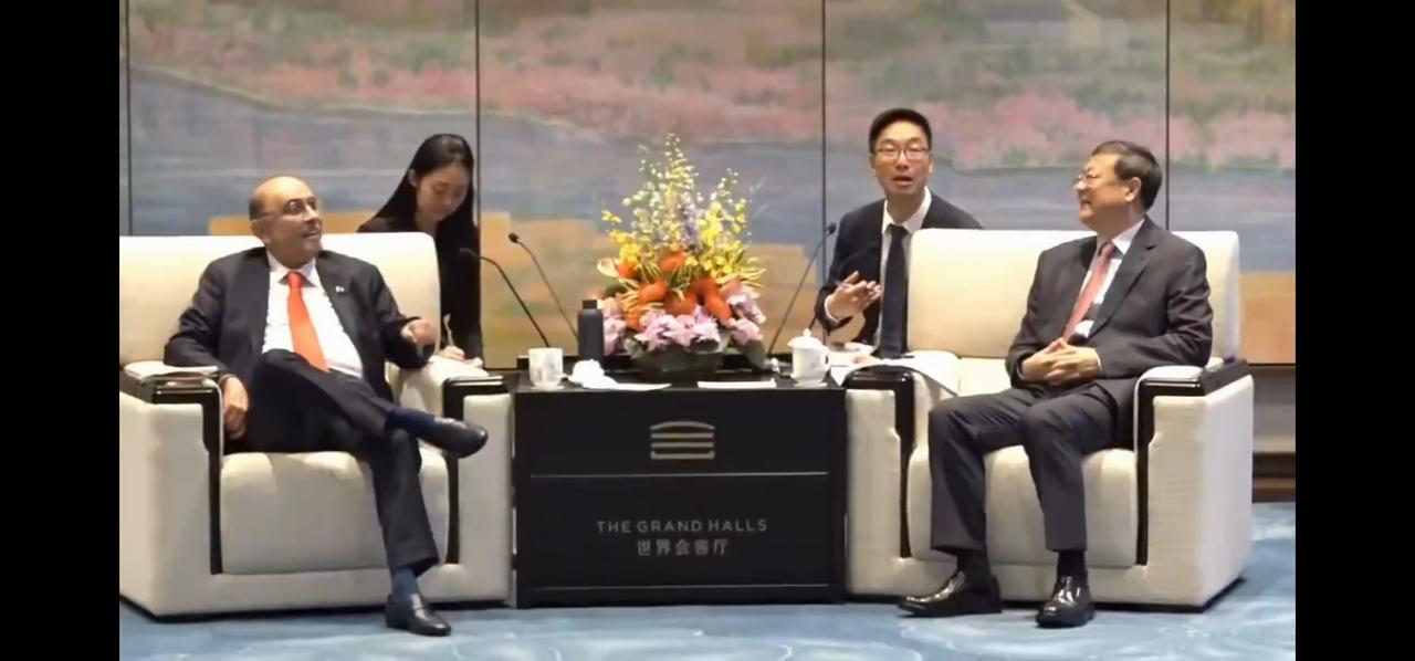 大家请看第一张图，这是某国总统访问上海电气集团总部时的照片，总统先生翘个二郎腿，