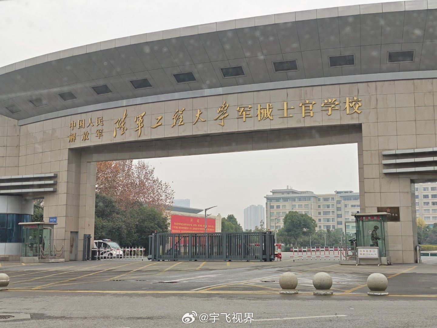 这学校看名字就知道不一般，门口这辆紫色车也很亮眼武汉