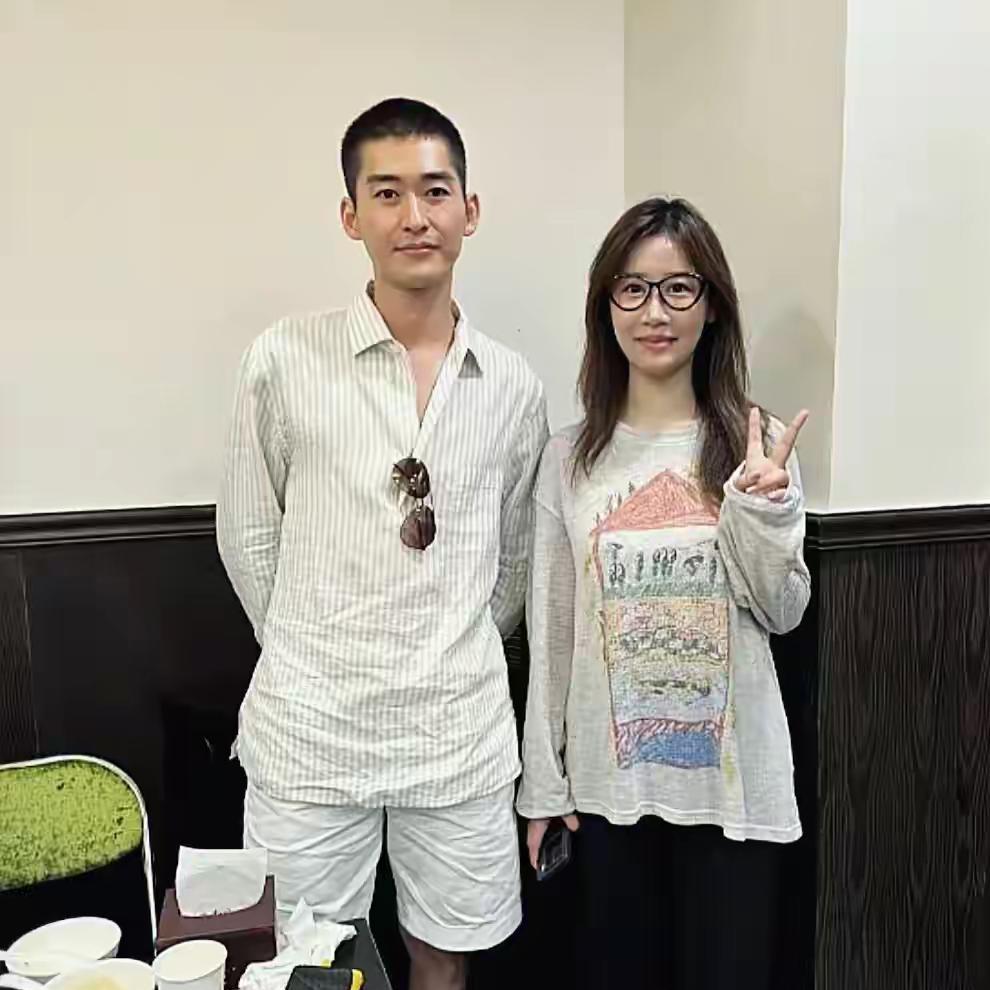上海街头偶遇张翰：瘦下来的他，帅得有点不一样！[比心]近日，有网友在上海某餐厅