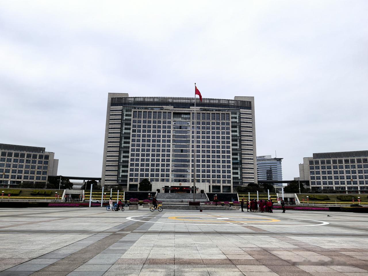 谁说东莞没有市中心呢？东莞市府附近就是东莞的市中心，城市建设远超其他镇街两三个档