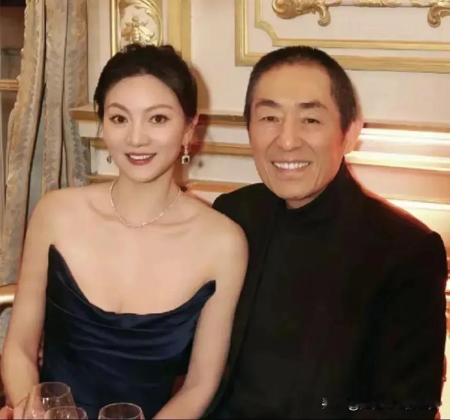 几十年过去了，张艺谋还是年轻时候的模样，不怎么显老，你觉得早年他和巩俐的合影养眼