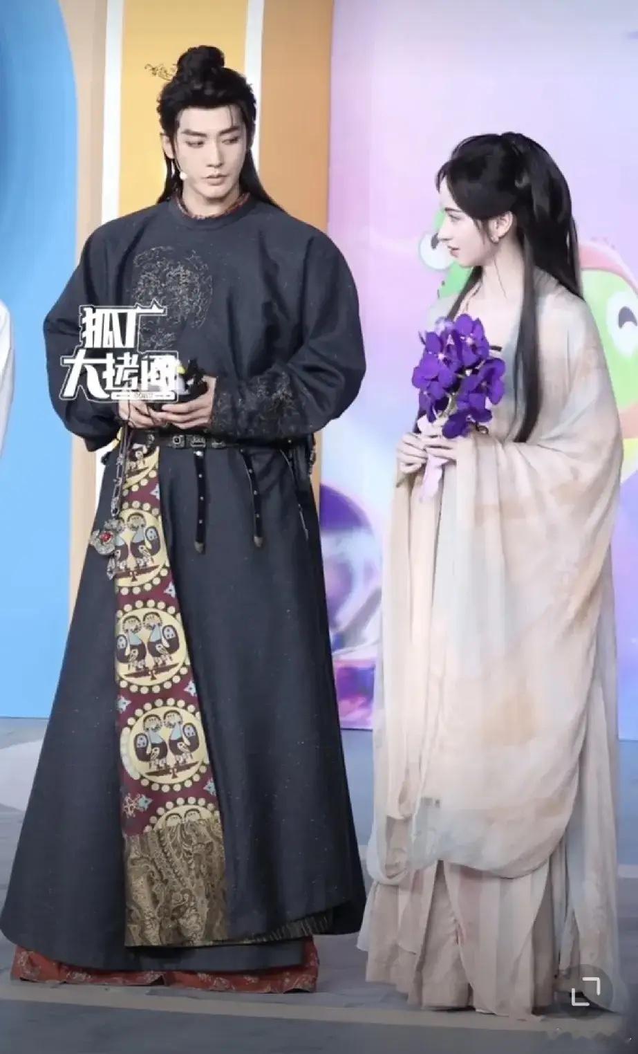 邓为这次造型真的有点“翻车”了！身上那件衣服看着太奇怪啦，像是戏服里硬塞了件厚羽