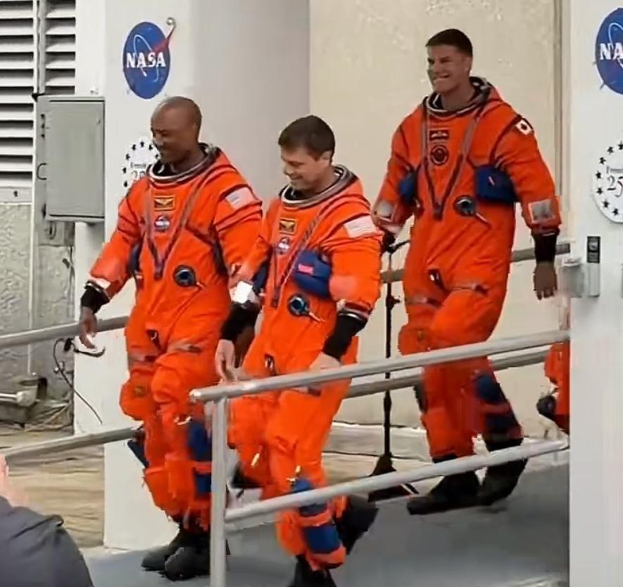 为啥阿尔忒弥斯2号宇航员返回地球能自己走，我们要抬？一句话说清：不是东西方人种体