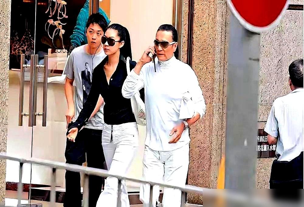 都等着看郭嘉文的笑话，谁能想到，人家拿着李泽楷给的一个亿，转身就干成了老板娘。