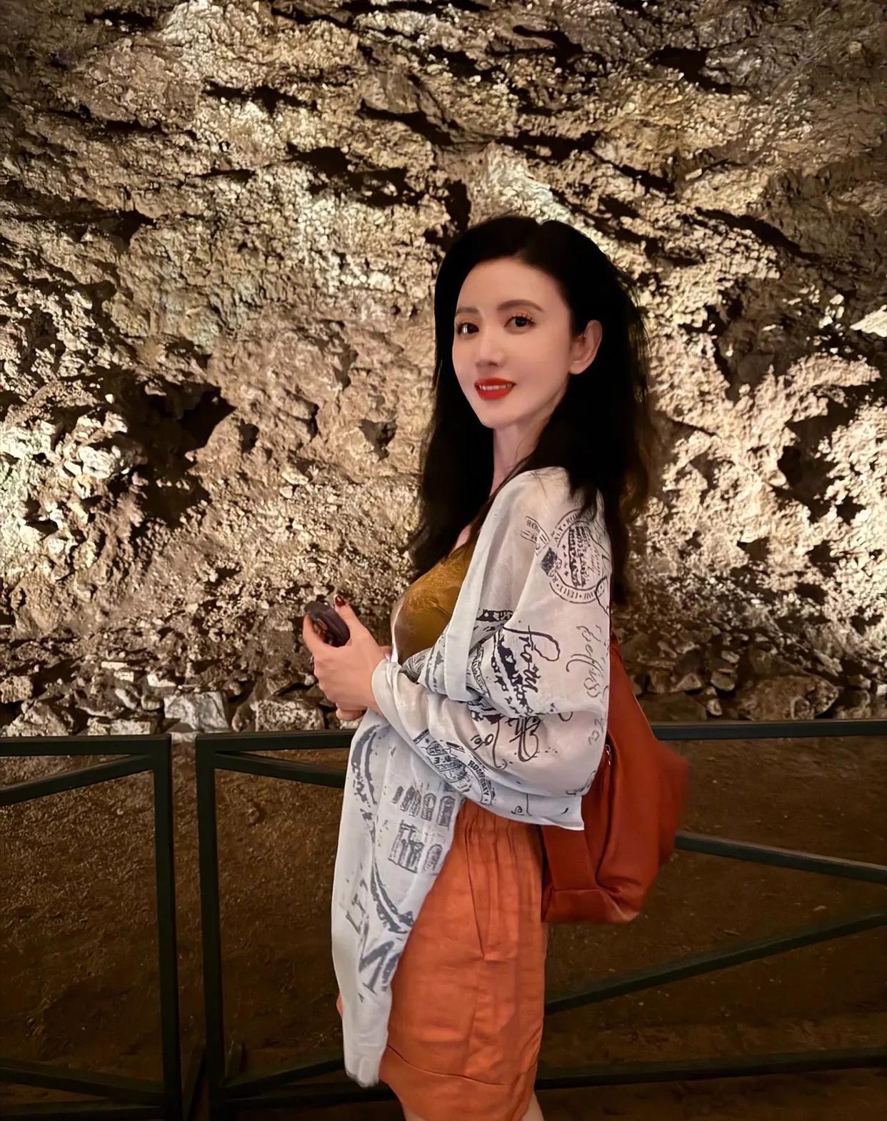 不愧是娱乐圈中最美老板娘，成功打败金巧巧的女人，真是事业爱情玩耍都兼顾，这不又跑