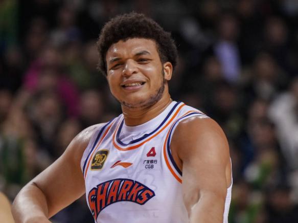 洛夫顿卢伟各退一步！上海男篮的比赛，打着打着，自家外援和主教练在场边吵起来了