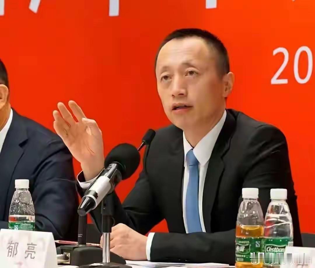 万科巨亏500亿，管理层却赚20亿，谁在掏空公司？大家发现没有，万科最近这