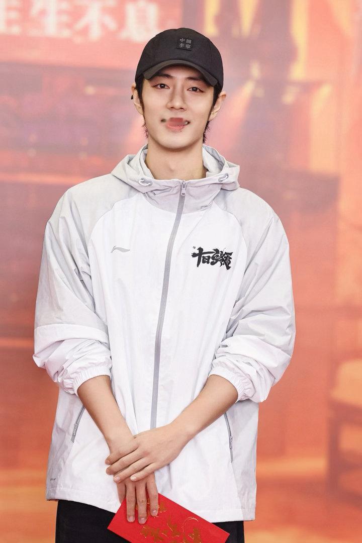 肖战十日终焉路透有个大黄蜂好像是景区自带的，不是剧组拍摄用，一起期待肖战饰演的