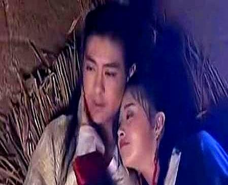 19岁初吻献给大蒜味男神那场牢房吻戏拍了两分钟，我隔着屏幕都能闻到蒜。蒋欣