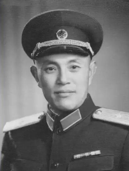 1937年，24岁红军政委被当成尸体丢下，一个老农用粪车将他偷走，52年后他回到