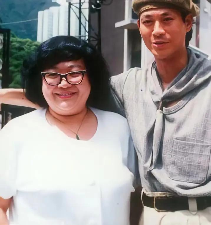 当年沈殿霞和郑少秋恋爱，“金兰七兄妹”所有人都不看好这段感情。​其中四哥谢贤跟沈