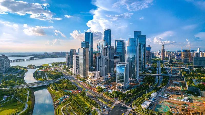2025年深圳GDP约3.87万亿元，香港折合人民币约3.05万亿元，经济总量深