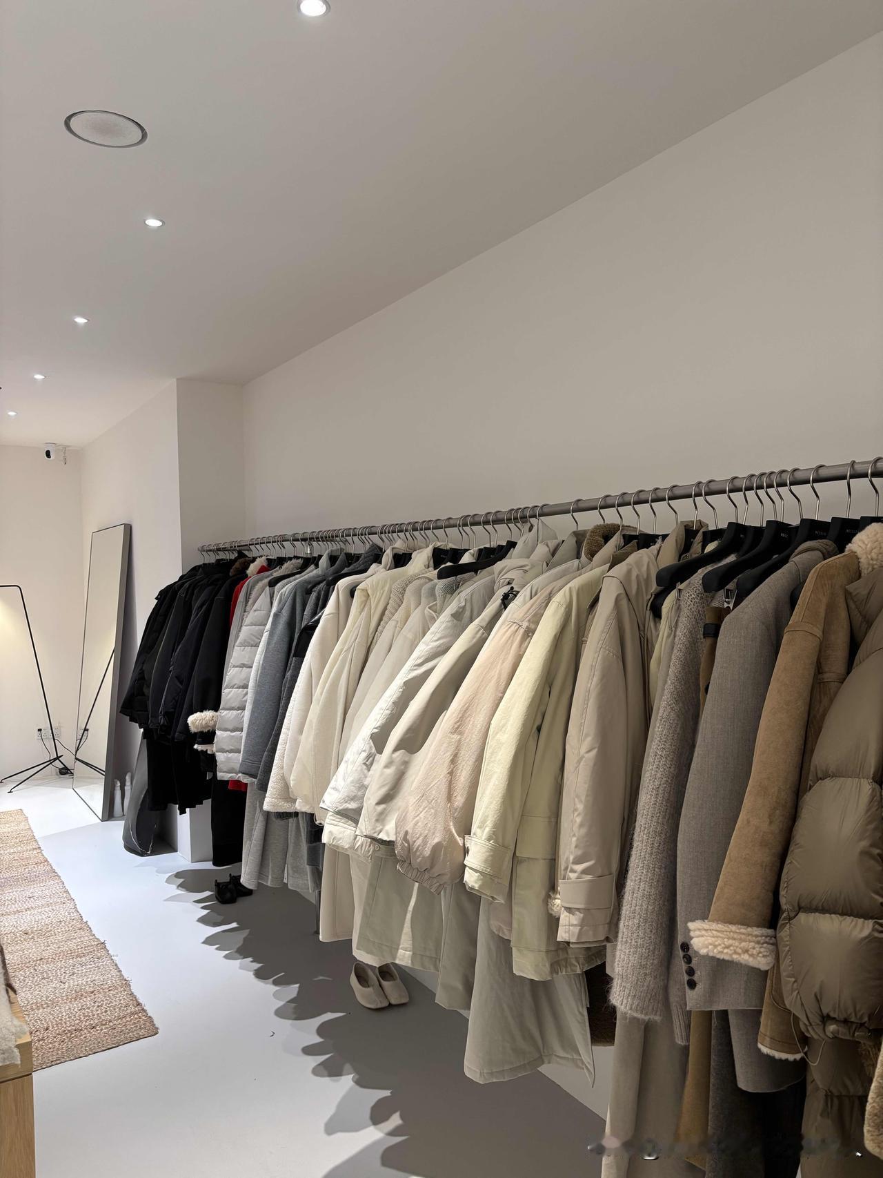 一个女人为什么要不停的买衣服呢？就拿我自己来说，明明衣柜已经塞得满满当当，可每