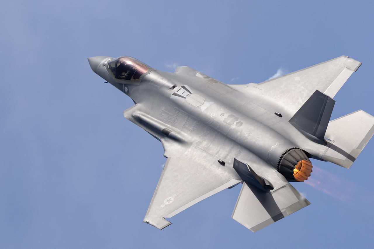查明了！F-35战机绝密零部件流入中国的原因，找到了！座舱盖、武器舱门全带隐身材