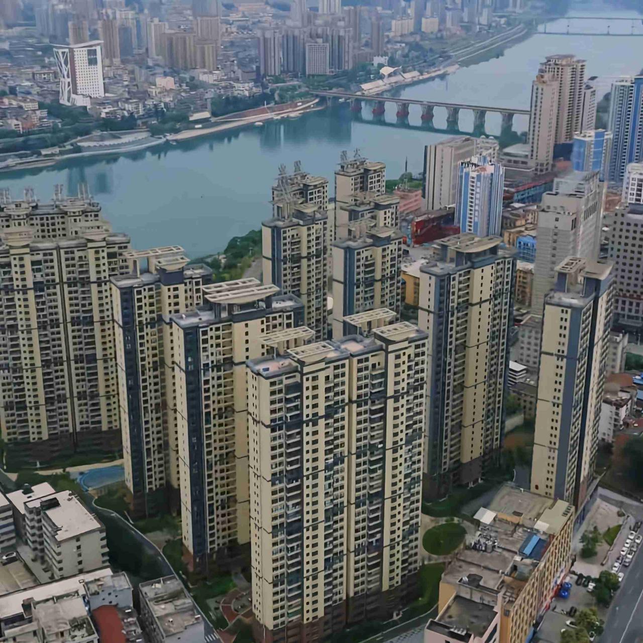 感觉安康江北的发展比江南要好很多，虽然同属汉滨区，差距很是有的。虽然江南更有烟