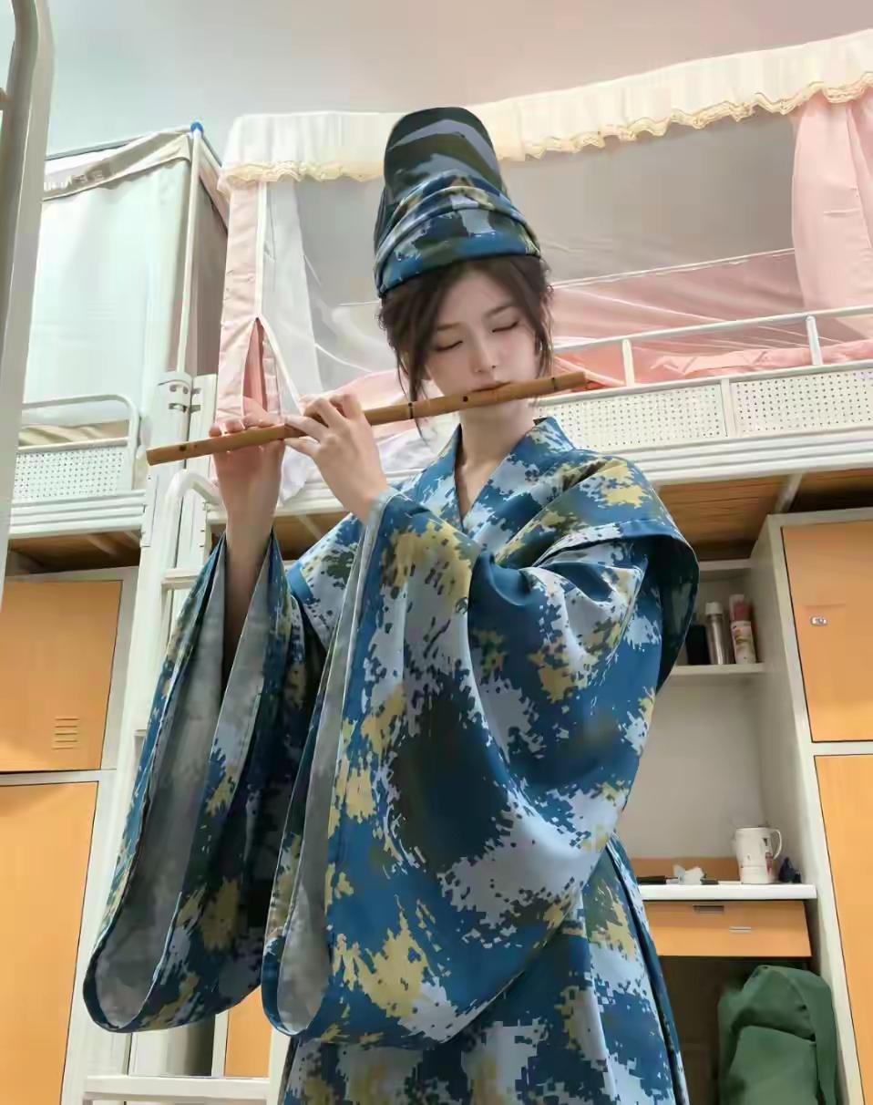 爆改军训服大合集，大家觉得最好看的是哪个呢？我认为是图四，是真的像饱读诗书的仕
