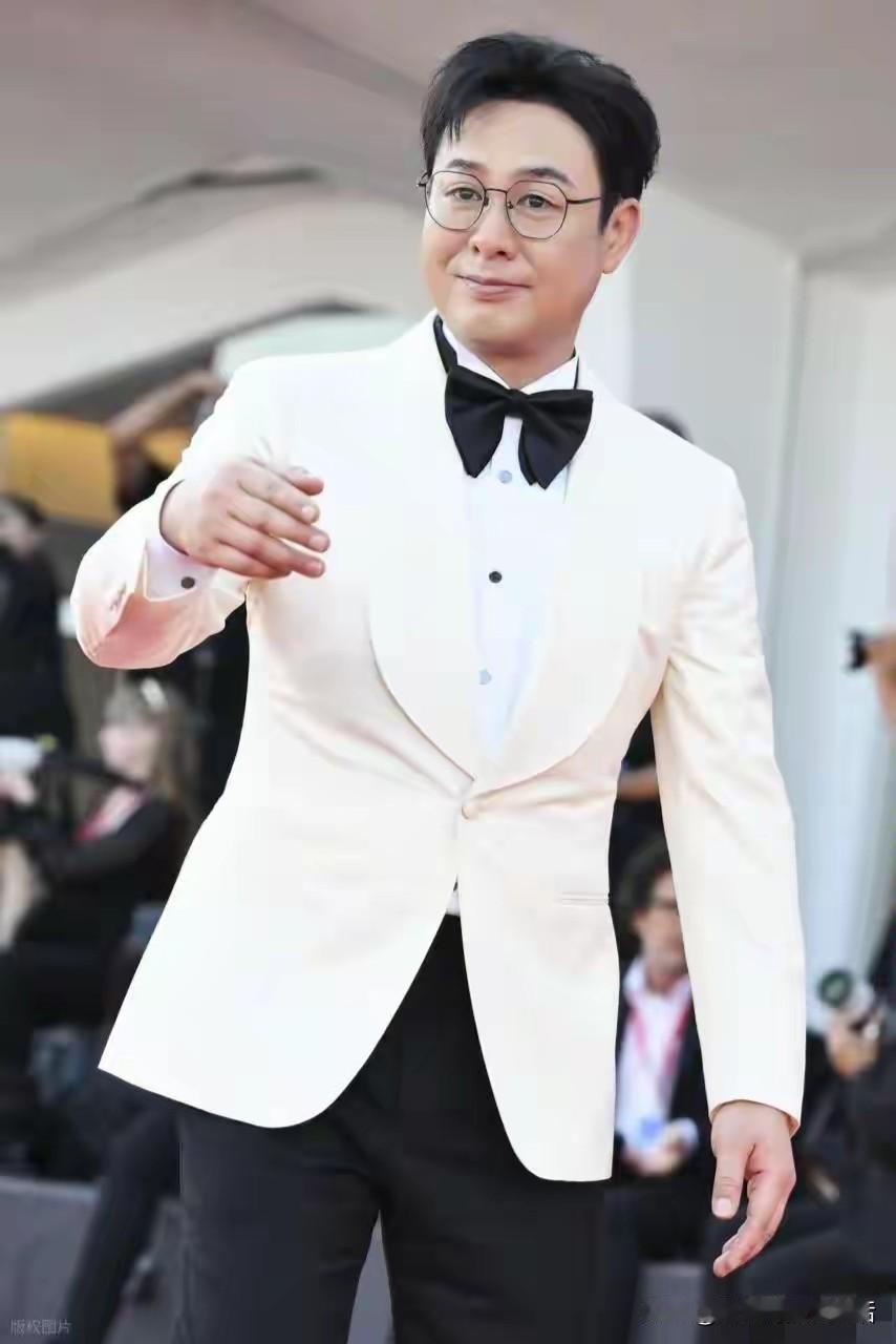 终于出了一口恶气被姜尘污蔑了以后，很长时间没有公开露面了现在张颂文走上威尼斯