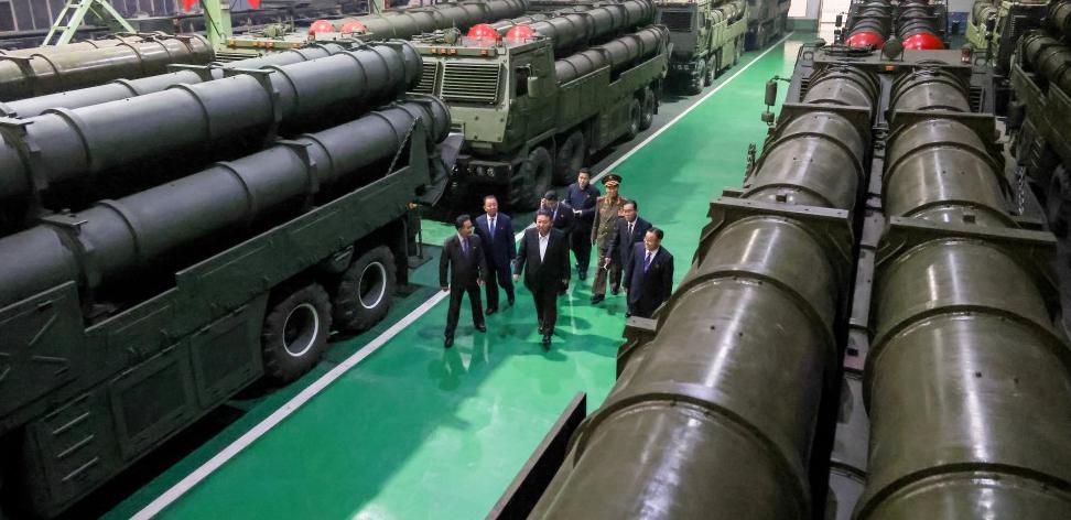 12月28日朝鲜领导人视察了辐射炮兵车辆生产实际情况。再次强调企业生产的武器