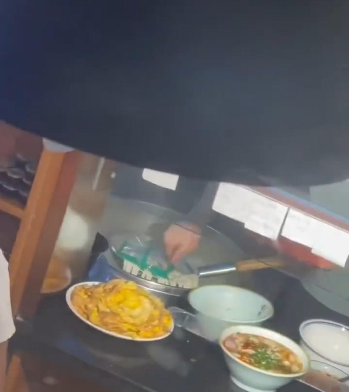 知道饺子不是现包的，但是万万没想到饺子是这样煮的，这还能吃吗？近日，广东一