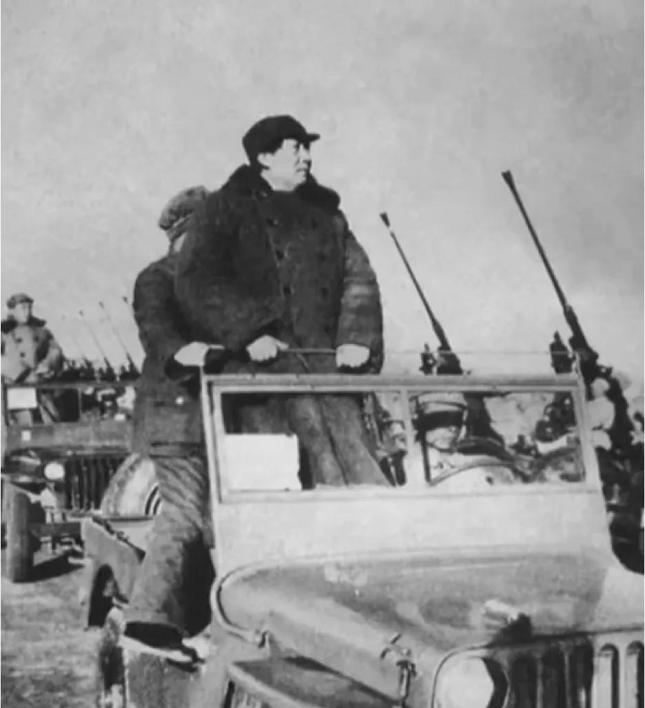 1949年3月25日北平西苑机场阅兵，路面颠簸，阅兵总指挥刘亚楼将军半蹲车上，一