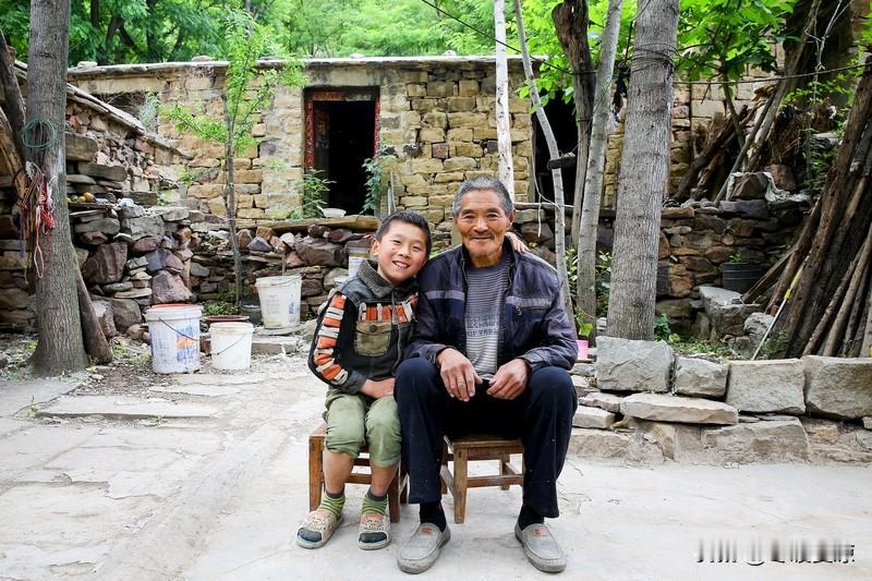 农村老人孤独原因挺多。很多老人儿女双全，但孩子通过上学留在城市工作生活。父母拿出