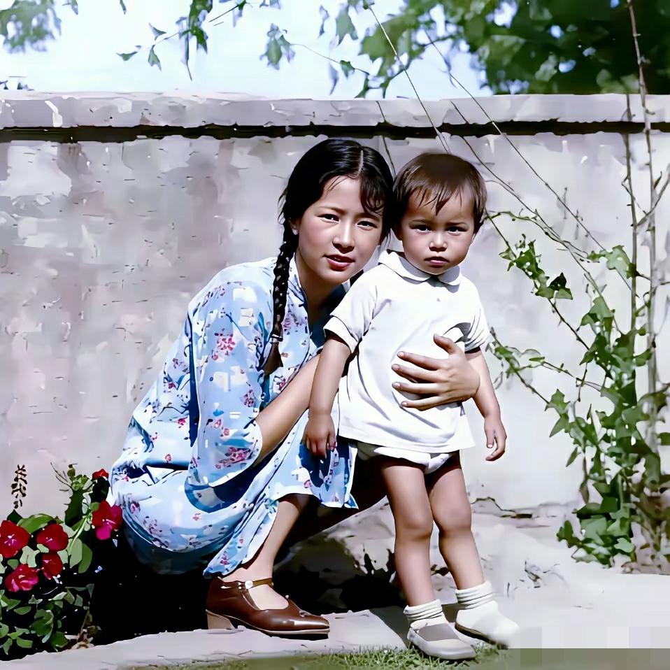 这是网友贴的民国著名才女林徽因先生和女儿的相片。这张相片肯定是网友重新上色的，