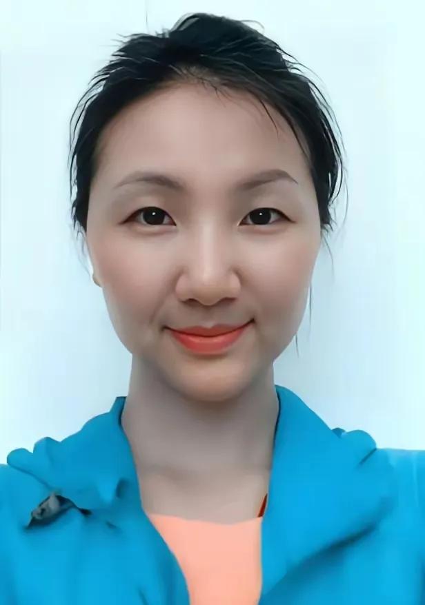 13年前，一架飞往乌鲁木齐的客机升至5000米高空时，一位空姐突然推着餐车猛撞驾