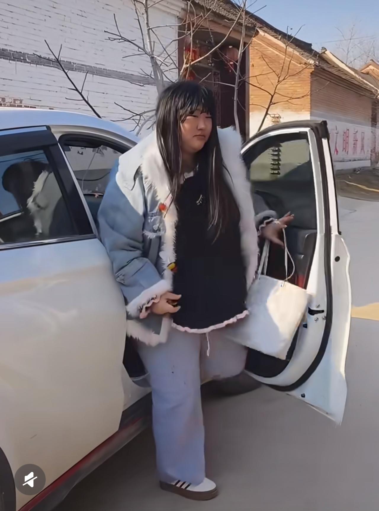 新婚媳妇朱雪梅过年回娘家，头发湿漉漉的从车上走下来，大步流星，风风火火。可以