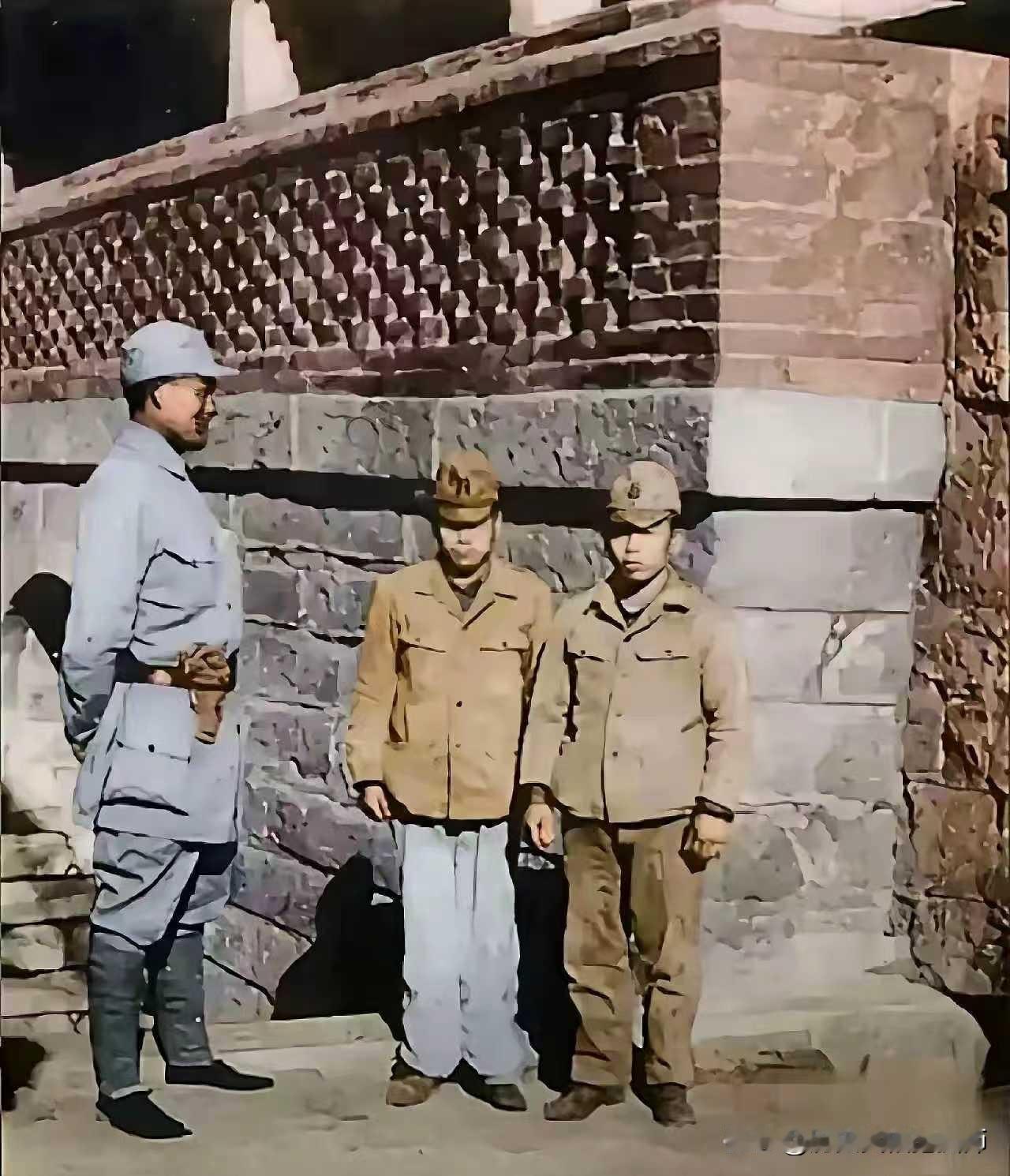 被我军民俘虏的日军，又矮又小。为什么把日本兵叫“倭寇”？倭=矮小，寇=强盗。