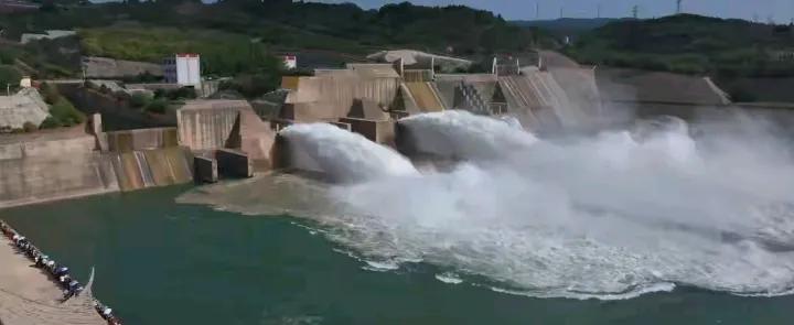 2025年6月23日，黄河调水调沙正式启动。随着小浪底水利枢纽3条排沙洞闸门开启