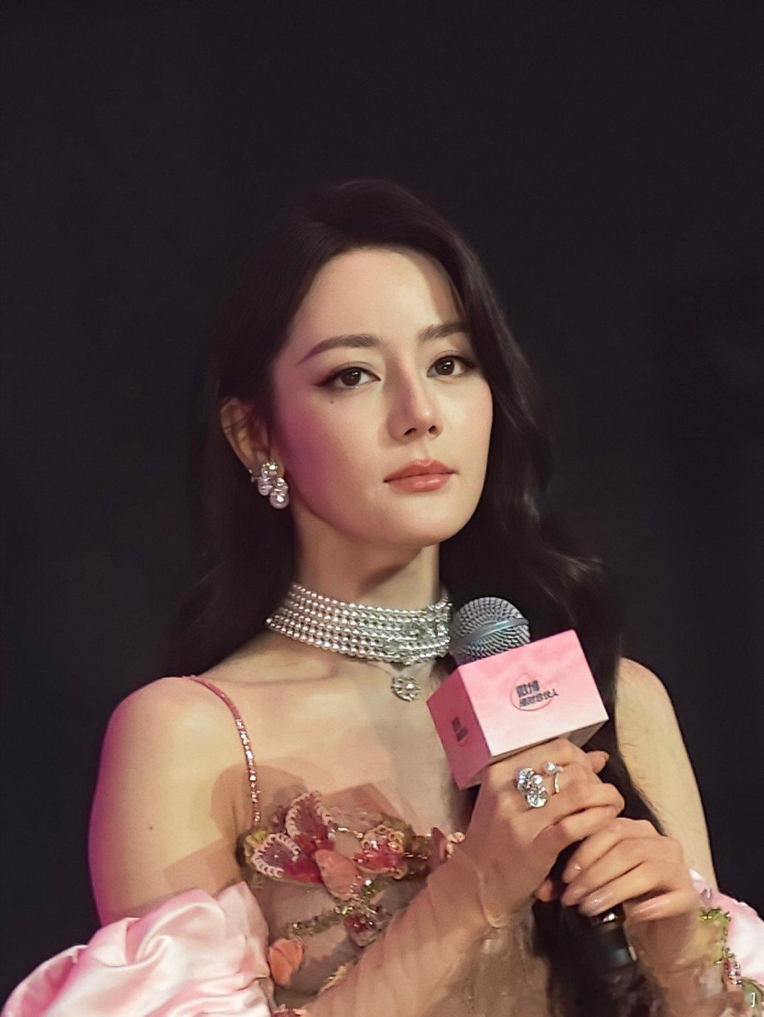 迪丽热巴给粉丝戴戒指巴姐超级宠粉