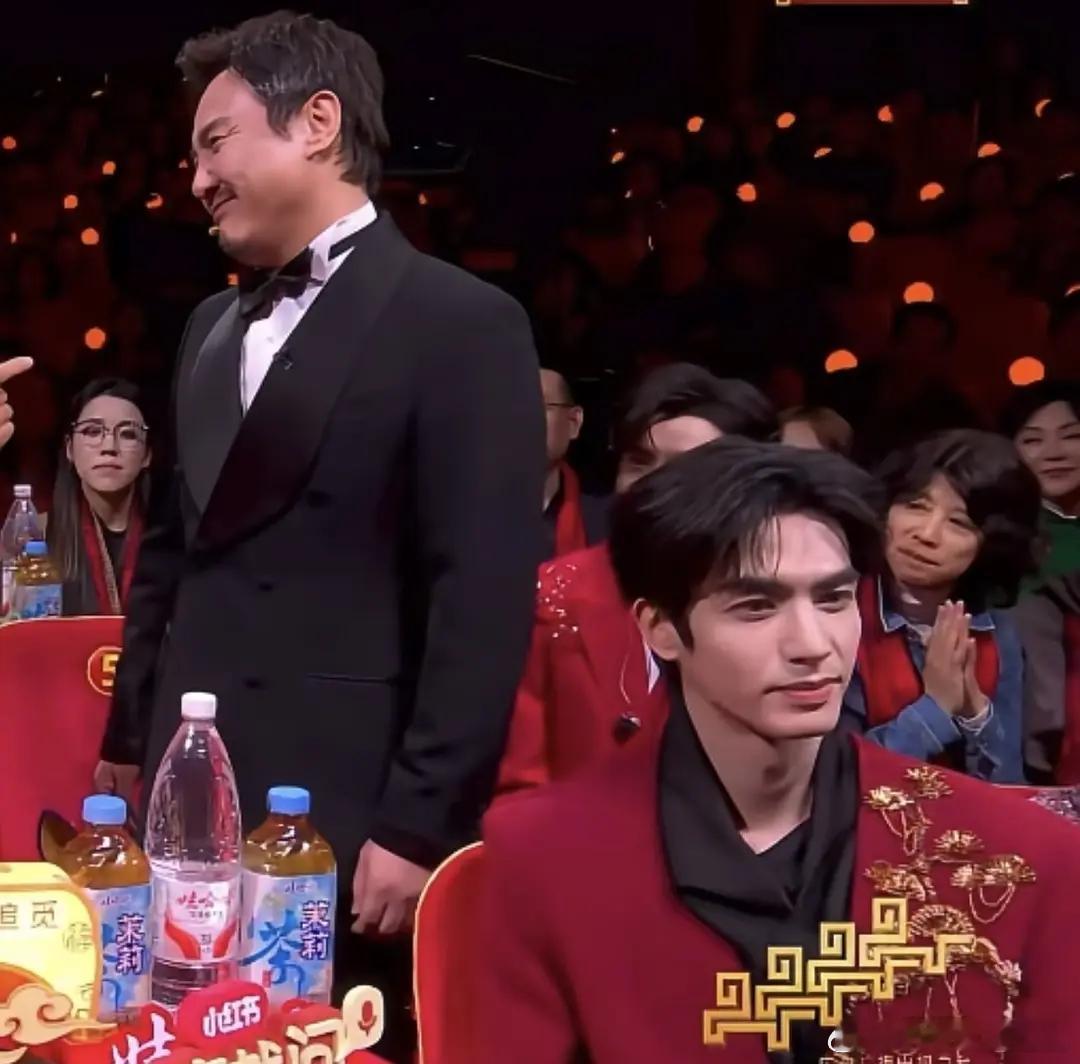 这两个人同框就有点意思了