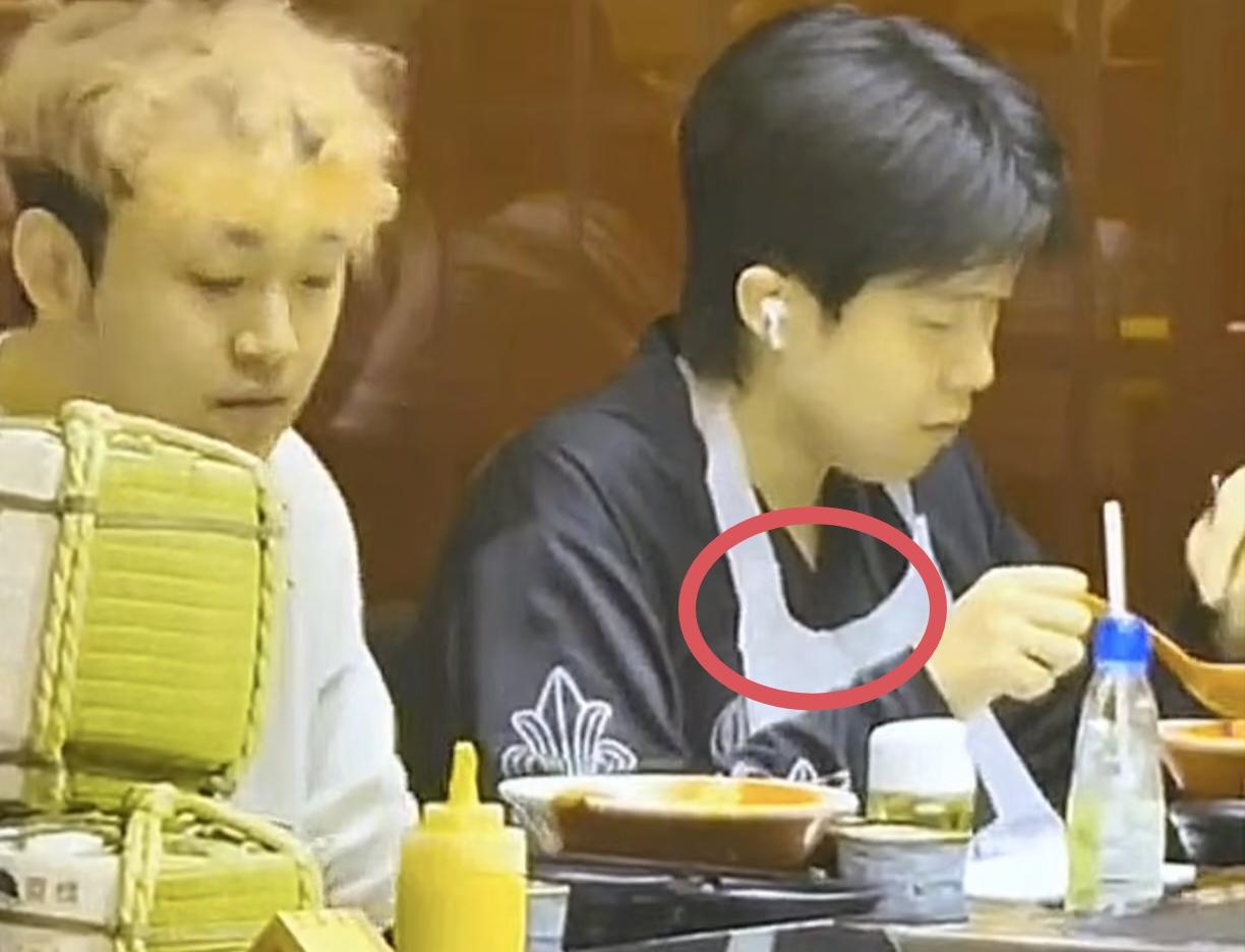 终于知道为啥王楚钦吃个都要围兜了不是他这个人吃饭讲究而是他身上这件衣服不