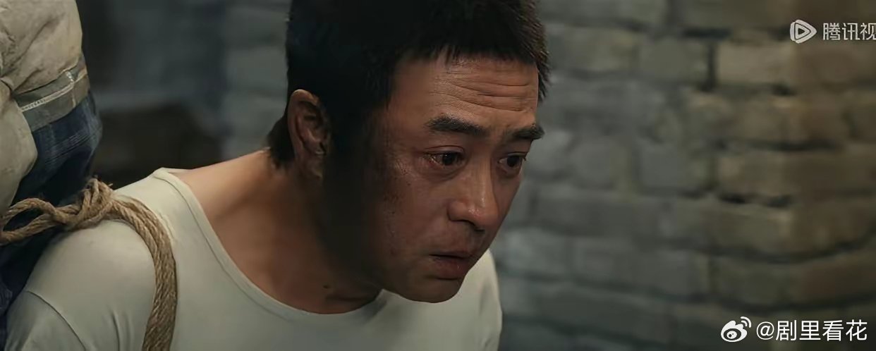 当年很多国企下岗买断职工到头来都活成胡三元、花彩香的样子。花彩香买断工龄，